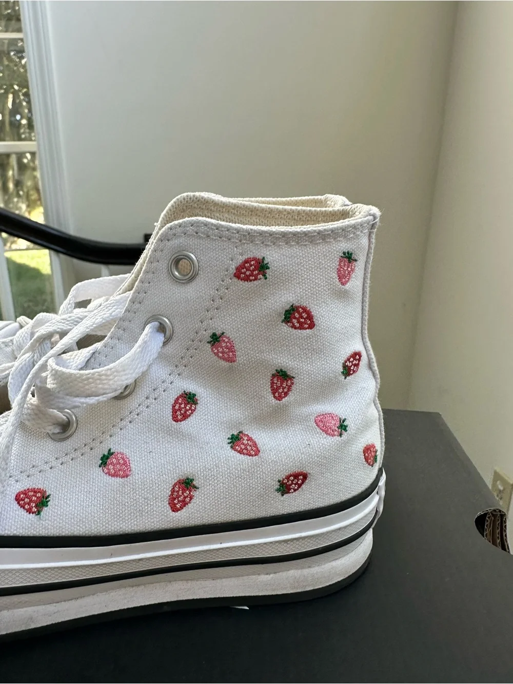 Converse print strawberry